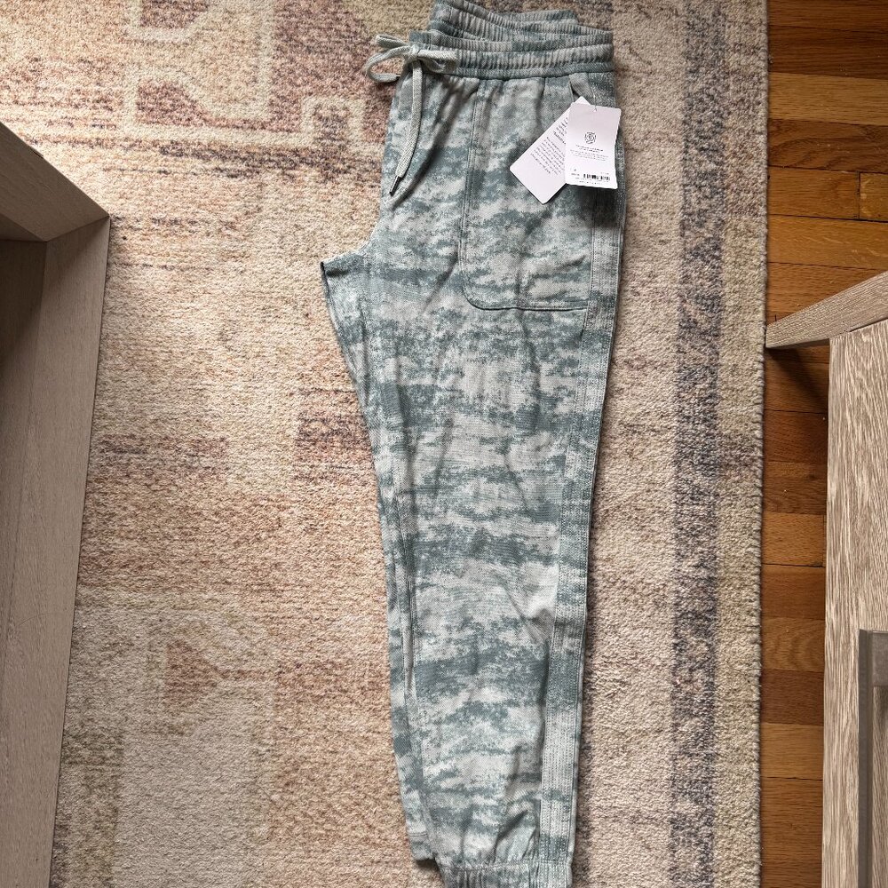 Athleta Sporty Capris